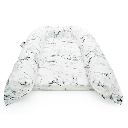 Photo de DockAtot®  Nid bébé  Grand Carrara Marble (9-36m)