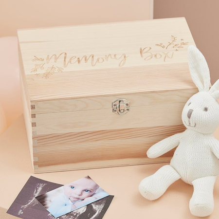Photo de Ginger Ray® Boîte à souvenirs en bois pour bébé Memory Box