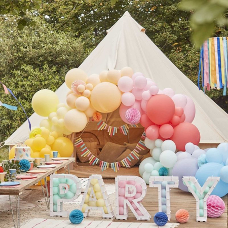 Photo de Ginger Ray® Arc de ballons Luxe Bright avec Nids d'abeilles en papier