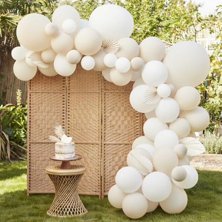 Photo de Ginger Ray® Arche de ballons Nude & White avec Eventail en papier