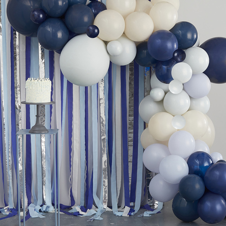 Photo de Ginger Ray® Toile de fond de fête en serpentins et arche de ballons Blue, Cream & Silver Streamer and Balloon Arch Party Backdrop