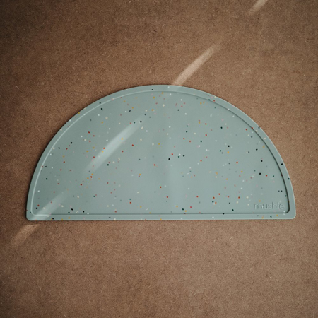 Mushie® Dessous-de-plat en silicone Cambridge Blue Confetti