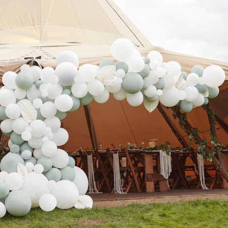 Photo de Ginger Ray® Arche de ballons de luxe Sage & White avec des éventails White